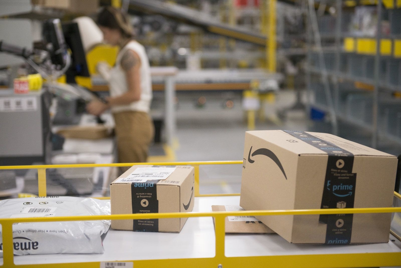 Amazon annuncia l'apertura di due centri di lavoro quest'anno e più di